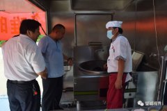 将爱心到抗洪抢险人员手中